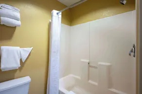 Super 8 by Wyndham Salisbury - Salle de bain