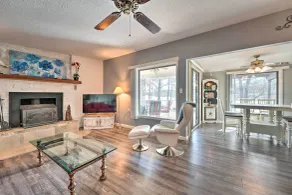 Lakefront Vacation Rental w/ Deck & 2 Docks! - Interni