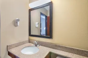 Super 8 by Wyndham Tilton/Lake Winnipesaukee - Salle de bain