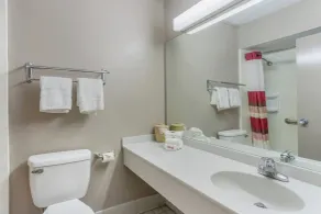 Red Roof Inn Meridian - Badezimmer