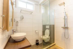 Q-Inn Boutique Hotel - Bathroom