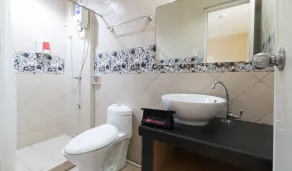 RedDoorz at Teofila Lodge - Salle de bain
