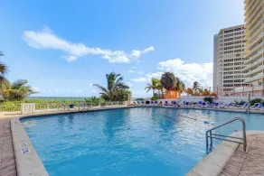 Steps to Sand! 10th-floor Ocean Manor Unit w/ Pool - Intérieur