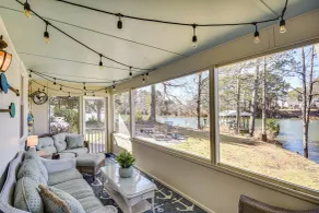 Waterfront Reedville Retreat w/ Hot Tub + Dock - Innenbereich
