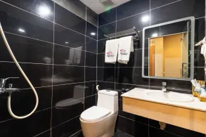Collection O Bonita Grand Hotel - Bathroom