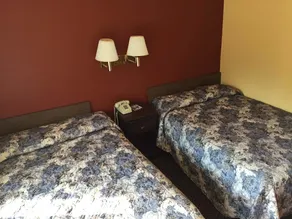 Super 7 Inn - Room