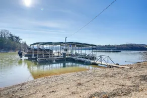 Cozy Table Rock Lake 'boathouse' w/ Pool Access - Interiör