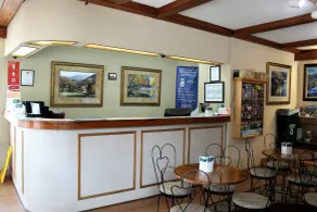 Econo Lodge Inn & Suites on the River - Receção