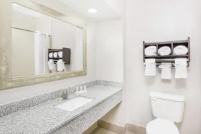 Days Inn & Suites by Wyndham Madisonville - Baño