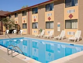 Super 8 by Wyndham Denver Stapleton - Piscine
