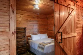 Knysna Lodge - Self Catering Accommodation with Woodfired Hot Tub - Zimmer