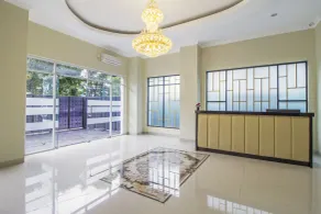 RedDoorz Plus @ Cideng Barat - Interior entrance