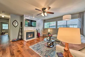 Cozy Woodlands Townhome w/ Deck Near Market Street - Interiör
