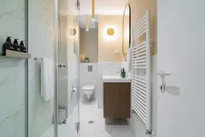 Designer 2-Bedroom Flat with Balcony & Full Amenities Steps from Piata Universitatii - Badrum