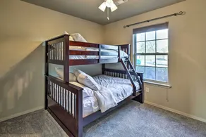 Elegant Vacation Rental w/ Private Yard! - Værelse