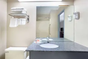 Super 8 by Wyndham Harrison OH - Salle de bain