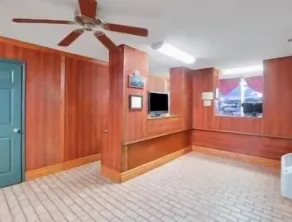 Days Inn by Wyndham Newport - Lobby