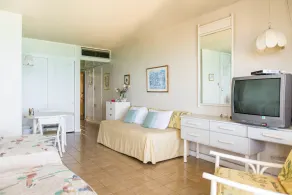 Sky Box Beach Suite at Montego Bay Club - Zimmer