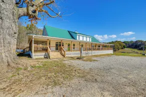 Bonnieville Farmhouse on 69 Acres w/ Porch! - Interiør