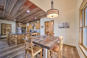 Lakefront Cedar Vale Lodge w/ Private Boat Dock! - Interiør