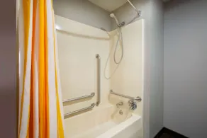 La Quinta Inn & Suites by Wyndham St Louis Hazelwood North - Salle de bain