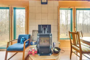 1 Mi to South Twin Lake: Cabin w/ Deck in Trego! - Innvendig