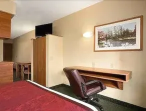 Days Inn & Suites by Wyndham Lafayette IN - Room