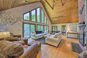 Sebago Lake Gem on Private Cove w/ Boat Dock! - Interni