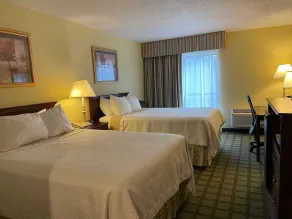 Days Inn & Suites by Wyndham Sutton Flatwoods - Zimmer