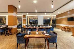 Via Lakhela Lakeview Resort & Spa - Restaurant