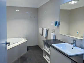 Arkana Motor Inn & Terrace Apartments - Bathroom