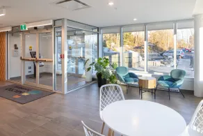Micro Boutique Living Fredericton - Coin salon dans le hall