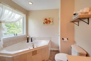 1 Mi to Lakes: Family Pocono Home w/ Fire Pits! - Innenbereich