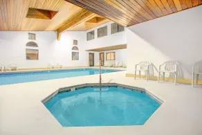 Days Inn & Suites by Wyndham Red Rock-Gallup - Piscine