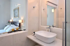 Doukissa Hotel - Parikia Town Centre - Bathroom