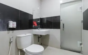 RedDoorz Plus @ Tuparev Cirebon - Bathroom