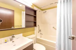 Microtel Inn & Suites by Wyndham Whitecourt - Badezimmer