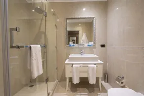 Sapphire Inn Hotel - Baño