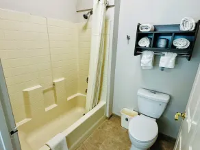 Quality Inn Near Seaworld - Lackland - Bathroom