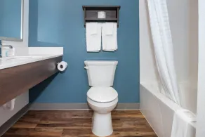 WoodSpring Suites Buford near Mall of Georgia-Lake Lanier - Bathroom