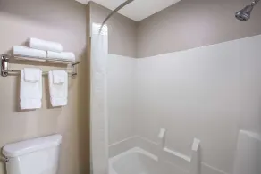 Baymont by Wyndham Joliet - Salle de bain