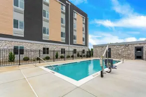 Everhome Suites Lexington - Horse Park - Pool