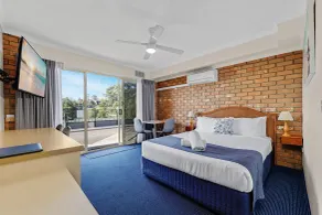 Sapphire Waters Motor Inn - Room