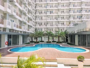 Homey And Comfy 2Br Sentul Tower Apartment - Piscina