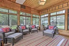 Spacious Riverfront Escape w/ Private Hot Tub - Innvendig