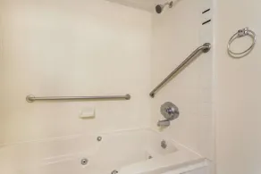 Howard Johnson by Wyndham Williamsburg - Salle de bain