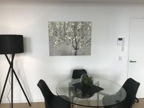 Wyndel Anderson - Servicio de comidas en la habitación