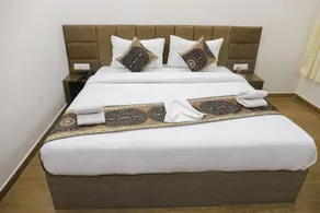 HOTEL GULMOHAR PLAZA BY AUROVILLE ENT - Habitación