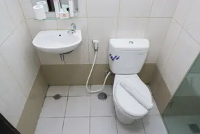 City View Studio Apartment at Tamansari La Grande - Baño