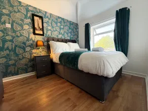 Comfy 3 Bedroom House Near CovArena & TrainStation - Værelse